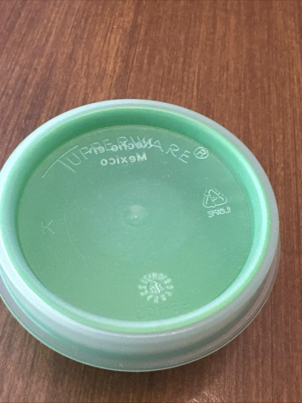 Tupperware Bright Green Round container with clear lid 1463B-1